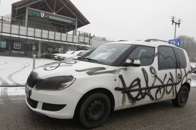 Farbanschlag auf vermeintliches Blitzerauto - weißer Skoda schwarz angesprüht - 