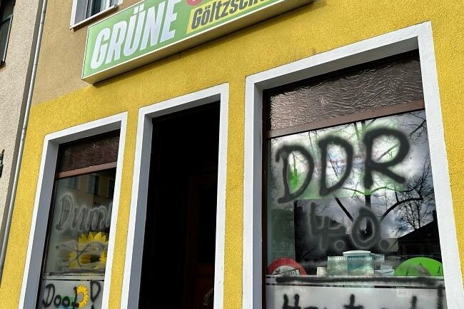 Farbanschlag: Grünen-Büro beschmiert mit Hassparolen - Farbanschlag auf das Büro der Partei Die Grünen. 