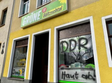 Farbanschlag: Grünen-Büro beschmiert - Farbanschlag auf das Büro der Partei Die Grünen am Altmarkt in Auerbach. 