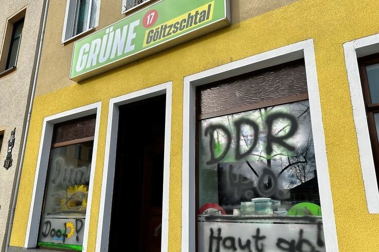 Farbanschlag: Grünen-Büro beschmiert - Farbanschlag auf das Büro der Partei Die Grünen am Altmarkt in Auerbach. 