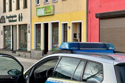 Farbanschlag: Grünen-Büro in Auerbach mit Hassparolen beschmiert - Farbanschlag auf das Büro der Partei Die Grünen in Auerbach. 
