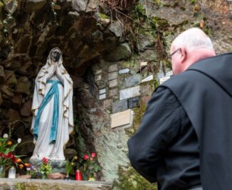 Farbattacke auf Madonna macht nicht nur das Kloster betrübt - Das Marien-Standbild in der Lourdes-Grotte im Wechselburger Schlosspark wurde mit schwarzer Farbe besprüht. Nicht nur Pater Maurus ist traurig.