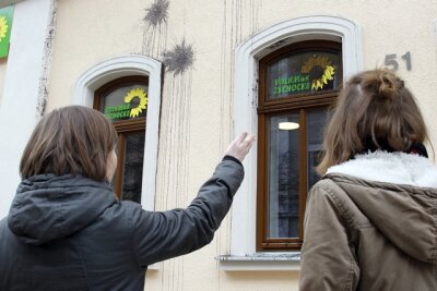 Farbattacken auf Grünen- und Linken-Büro - Auf das Parteibüro der Grünen am Brühl sind in der Nacht Farbkugeln geworfen worden.
