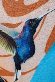 Farbenfrohes XXL-Gemälde zieht die Blicke auf sich - Nur einer der vielen Hingucker auf dem Gemälde. Fast scheint es, als wolle der Kolibri aus der Wand fliegen.