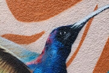 Farbenfrohes XXL-Gemälde zieht die Blicke auf sich - Nur einer der vielen Hingucker auf dem Gemälde. Fast scheint es, als wolle der Kolibri aus der Wand fliegen.