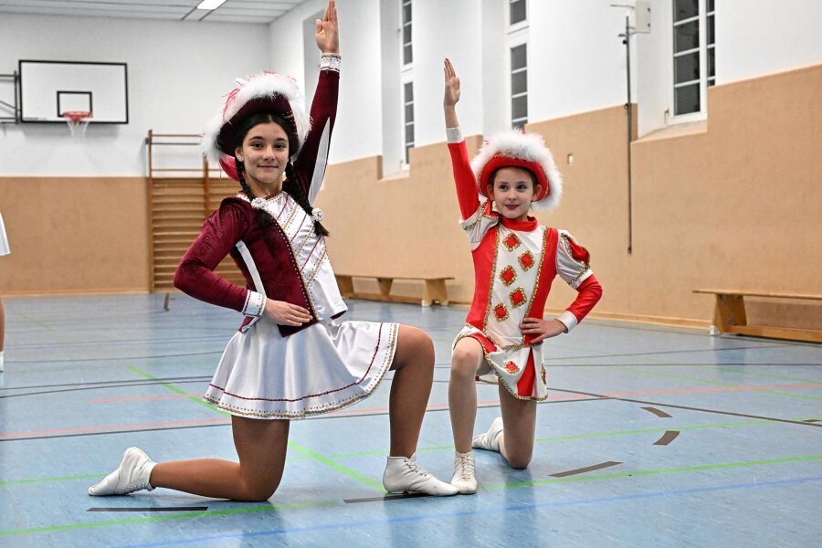 Faschingstreiben in Taura und Claußnitz: Feiern, Tanzen und Basteln - Soloeinlagen zeigen Juniortanzmariechen Ioana Ionanita (12) und Tanzmariechen Delara Nitschkowski (8) in Claußnitz.