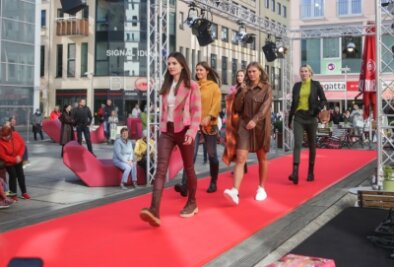 Fashion Day: "Punktlandung" in der City - Geschäfte der Chemnitzer Innenstadt haben am Samstag auf Modenschauen präsentiert, was modisch in Herbst und Winter angesagt ist. 