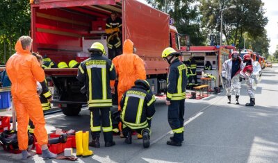 Fass-Fund: Giftalarm an der B 92 - In Spezialschutzanzüge mussten die Einsatzkräfte der Freiwilligen Feuerwehr aus Plauen-Stadtmitte (links) und die der Berufsfeuerwehr schlüpfen.