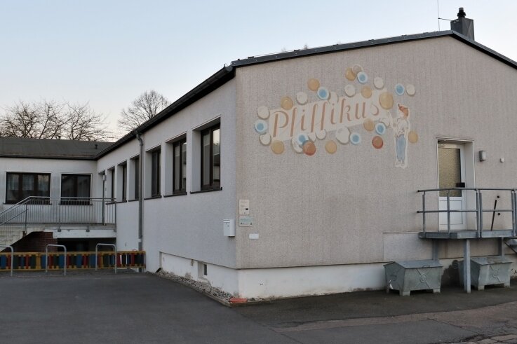Die Fassade der Kita Pfiffikus Eppendorf wird in den kommenden Wochensaniert. Der Gemeinderat hat dazu in seiner jüngsten Sitzung den Auftrag vergeben. 