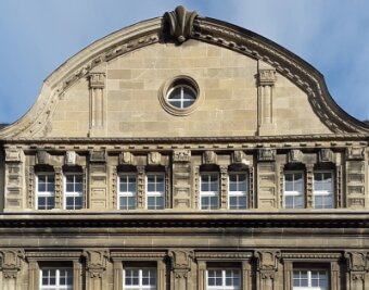 Fassade gehört zum Rathaus - Diese Fassade wurde vor 1922 in Plauen errichtet. Sie gehört zum Neuen Rathaus an der Marktstraße. 