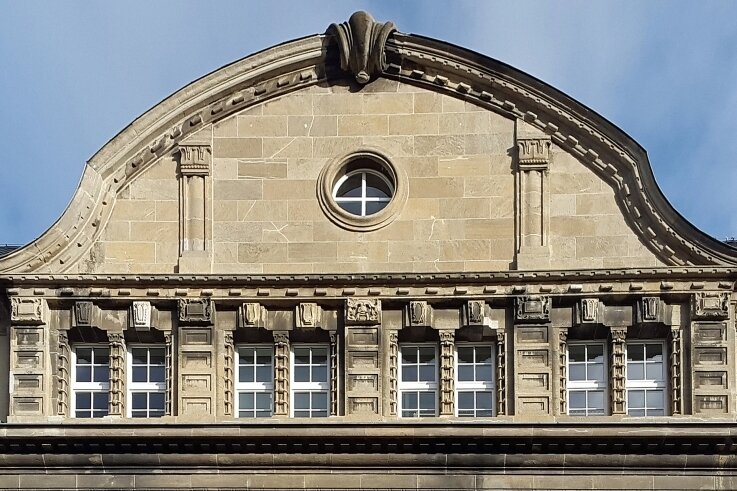 Diese Fassade wurde vor 1922 in Plauen errichtet. Sie gehört zum Neuen Rathaus an der Marktstraße. 