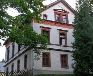 Fassade nach historischem Vorbild wieder hergestellt - Ein Jahr nach Beginn der Sanierung der Kindergarten-Villa in Frankenau ist die wie der Ursprungsbau im Stil des Historismus gestaltete Fassade ein echter Hingucker. 