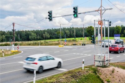 Fast 40 Unfälle, eine Tote und über 20 Verletzte: So geht's auf der Kreuzung bei Schneeberg weiter - Seit September 2020 regelt eine Baustellenampel den Verkehr auf der Weißbacher Kuppe bei Schneeberg. 