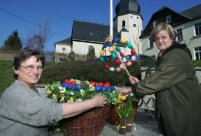 Fast 4000 bunte Eier zu bestaunen - 
              <p class="artikelinhalt">Beate Schumann (links) und Brigitte Steyer bereiten die Attraktion für Niederalbertsdorf vor. Ab Samstag soll der Osterbrunnen zu bestaunen sein. </p>
            