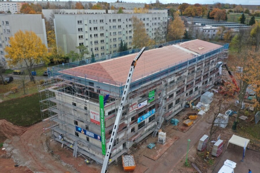 Moderne Hülle, alter Kern: Aus einem DDR-Plattenbau entsteht in Neuplanitz ein moderner Wohnblock.