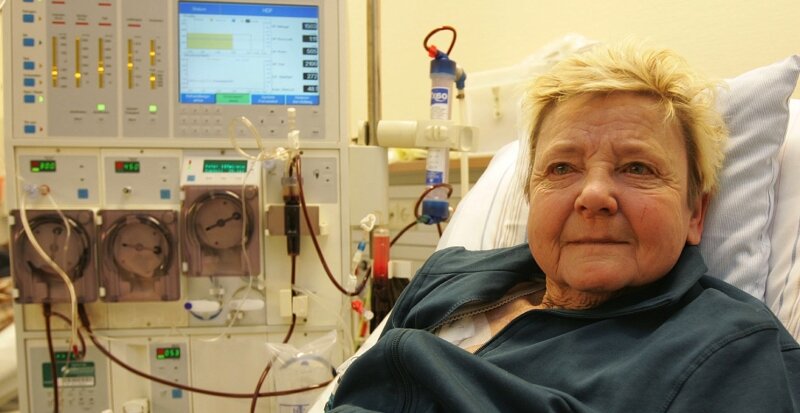 Fast 5000 Mal das Blut mit der Dialyse-Maschine gewaschen - 
              <p class="artikelinhalt">Ein Jubiläum, das sie lieber ausgelassen hätte: Seit 30 Jahren muss Heidemarie Elgas zur Dialyse ins Krankenhaus.</p>
            