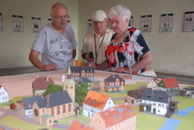 Fast 700 Besucher erkunden Rittergut - Auch ein kleines Modell des Ringethaler Ortes wurde ausgestellt. Hier zeigt Uwe Brückner vom Heimat- und Geschichtsverein Ringethal/Falkenhain Claus und Ilse Schneidenbach (v.l.) einige Punkte des Mittweidaer Ortsteils.