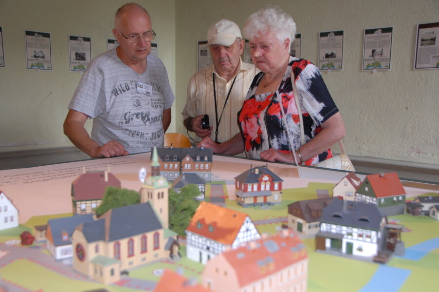Fast 700 Besucher erkunden Rittergut - Auch ein kleines Modell des Ringethaler Ortes wurde ausgestellt. Hier zeigt Uwe Brückner vom Heimat- und Geschichtsverein Ringethal/Falkenhain Claus und Ilse Schneidenbach (v.l.) einige Punkte des Mittweidaer Ortsteils.