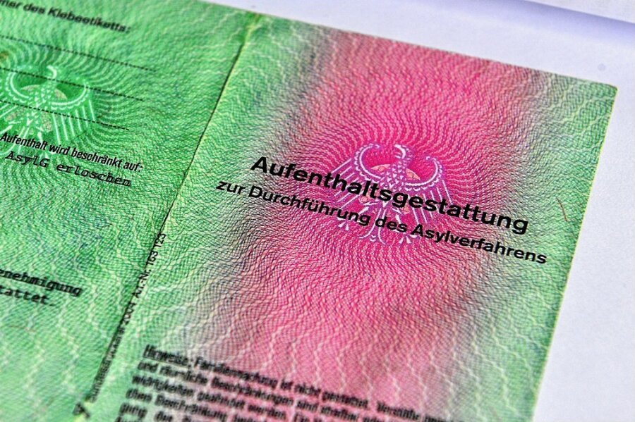Fast die Hälfte aller Asylbewerber im Vogtland ist eigentlich ausreisepflichtig - Mit einer solchen Aufenthaltsgestattung weisen sich Personen aus, die Asyl beantragt haben. 