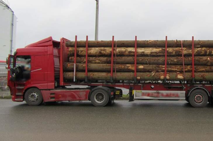 Fast elf Tonnen zu schwer - Polizei stoppt überladenen Holztransporter auf A4 - 