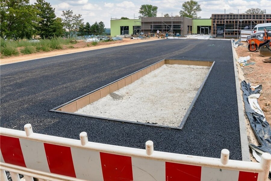 Fast fertig: Laufbahn an neuer Grundschule in Grünhainichen - Für die Laufbahn wurde eine hydraulisch gebundene Tragschicht verwendet. Auf diese wird der Gummibelag demnächst aufgebracht. 