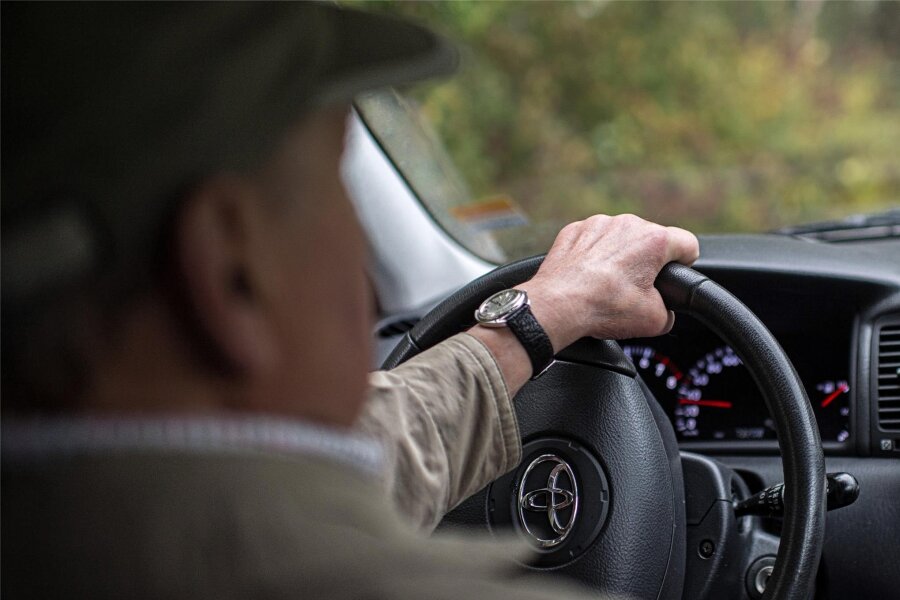 Fast jeder sechste Autofahrer dürfte aktuell eigentlich nicht hinters Lenkrad - Experten raten Autofahrern zu regelmäßigen augenärztlichen Untersuchungen spätestens ab dem 60. Lebensjahr. 