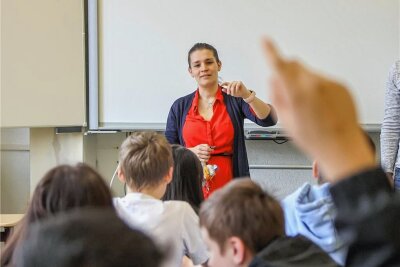 Fast jeder zweite Schüler ein Migrant: Ist das ein Problem, Frau Grube? - Die Lehrerin Katarina Seidel mit ihren Schülern der Demokratigruppe, in der sie gemeinsam über Inklusion und Mitgestaltung sprechen. 