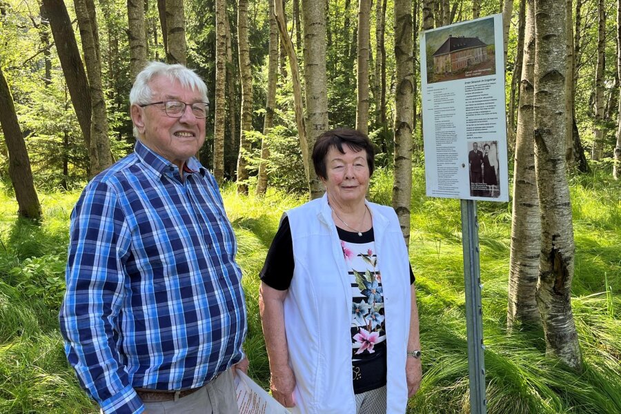 Fast nur noch Wald: Wo einst Böhmisch Reizenhain stand - Monika und Günter Marx stehen an der Stelle, an der sich einst das Malzhaus befand.