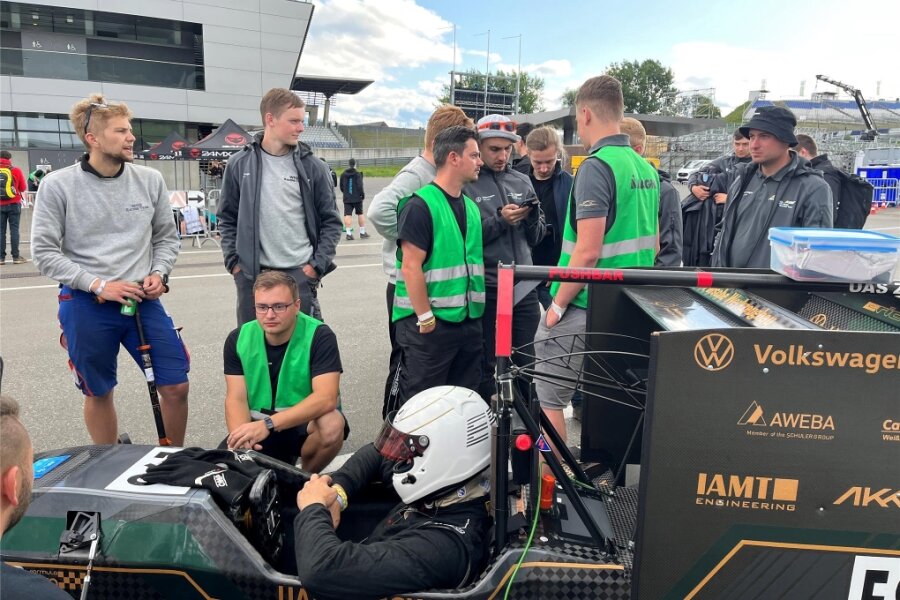 Fast wie Max Verstappen: Zwickauer Hochschul-Rennteam fährt Konkurrenz in Grund und Boden - Teambesprechung rund um den Rennwagen „Erich“, um die Leistung des Autos zu besprechen.