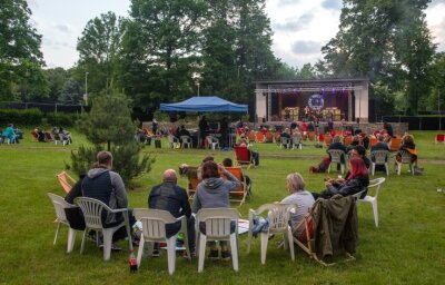 Fast wieder wie vor Corona: Gäste genießen Musik im Freien - 200 Besucher lauschten am Samstagabend dem Picknick-Konzert im Glauchauer Gründelpark ... 
