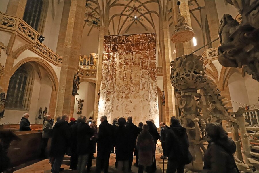Fastentuch verhüllt Altar im Dom zu Freiberg: Kunstwerk von Michael Morgner bis Ostern zu sehen - Bis Ostern ist das imposante Fastentuch von Michael Morgner im Dom zu Freiberg zu sehen.