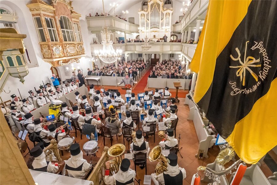 Fastnachtsschicht im Erzgebirge: Saigerhüttenknappschaft feiert in Olbernhau - Über 300 Gäste verfolgten das Konzert und die Fastnachtsschicht in der Olbernhauer Stadtkirche.