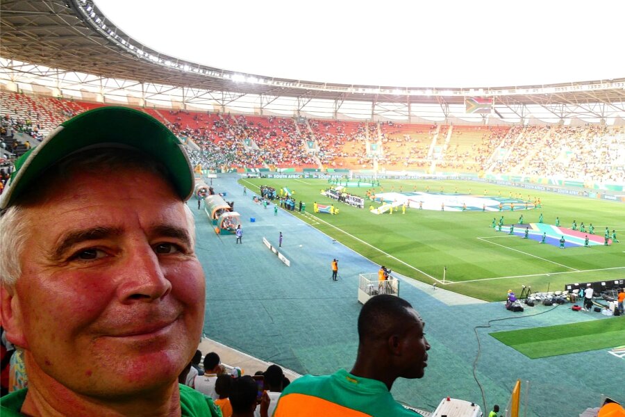 Faszination Afrika-Cup: Das Fußball-Abenteuer des Werdauer Stadionsprechers - Wolfram Jadasch im Stadion von Bouaké vor dem Halbfinale zwischen Nigeria und Südafrika. Für sein Ticket in der Kurve musste der Werdauer umgerechnet lediglich 7,50 Euro berappen.