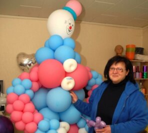 Faszination aus Luft und Gummi - 
              <p class="artikelinhalt">Egal ob mit einem kleinen Pudel oder einem großen Ballon-Clown: Die Dittersdorferin Martina Neubert versteht es, mit Luftballons Jung und Alt zu erfreuen.</p>
            