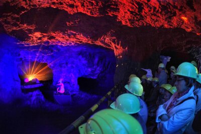 „Faszination Bergwerk im Laserlicht“ in den Winterferien in Pöhla zu erleben - Bergmassiv im Laserlicht fasziniert die Gäste des Besucherbergwerks Pöhla immer wieder.