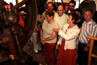 Faszination Mühle ungebrochen - 
              <p class="artikelinhalt">Brigitte Fiedler (vorn) vom Heimat- und Mühlenverein Pockau führte die Besucher zum Mühlentag durch den alten und den neuen Teil der Pockauer Ölmühle. </p>
            