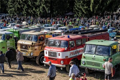 Faszination Ostblock: Tausende strömen nach Mönchenfrei - Die Besucher schlenderten durch die Reihen historischer Fahrzeuge.