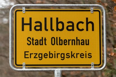 Fatale Polizeipanne in Olbernhau: Beamte rücken auf falschem Grundstück ein - Fatale Polizeipanne in dieser Woche in Hallbach: Nach einem Anruf wegen eines angedrohten Suizides sind die Beamten zunächst auf einem falschen Grundstück aktiv geworden.
