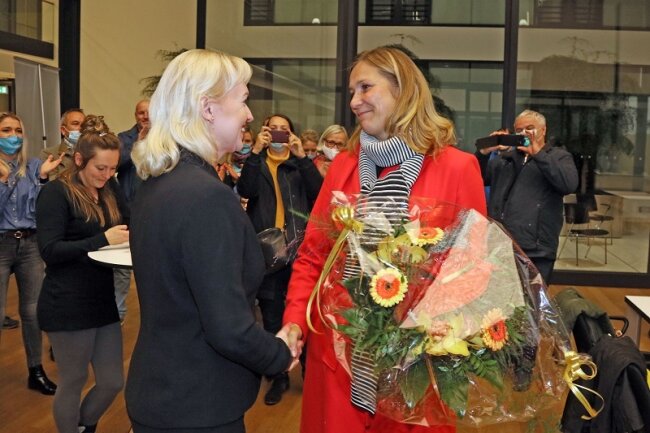 Kathrin Köhler (l.) gratuliert Wahlsiegerin Constance Arndt.