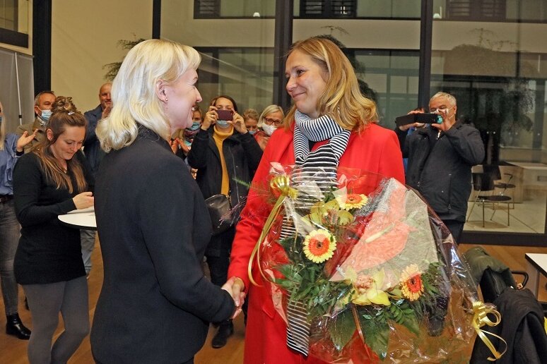 Faustdicke Überraschung: Constance Arndt wird neue Zwickauer Oberbürgermeisterin - Kathrin Köhler (l.) gratuliert Wahlsiegerin Constance Arndt.