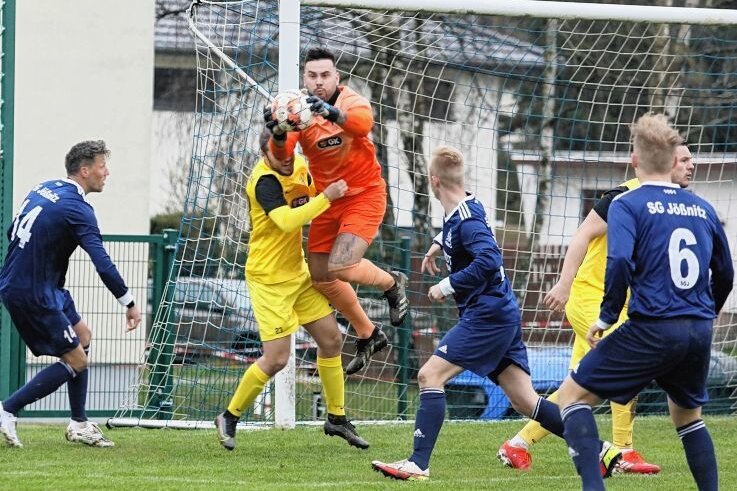 Favoriten zittern sich ins Finale - Miroslav Stanko (orange) wurde am Ende zum Matchwinner für den VfB Schöneck. Er hielt einen Elfmeter und sicherte seiner Mannschaft damit den Finaleinzug im Elfmeterschießen gegen die SG Jößnitz.