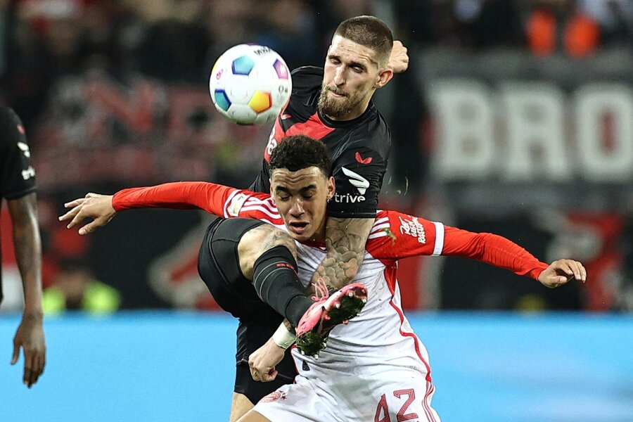 FC Bayern: Das 0:3 bei Bayer Leverkusen hinterlässt tiefe Spuren - Leverkusens Robert Andrich kämpft Münchens Jamal Musiala (vorne) nieder. Am Ende war für den stolzen FC Bayern an einem desaströsen Abend im Spitzenspiel nichts zu holen.