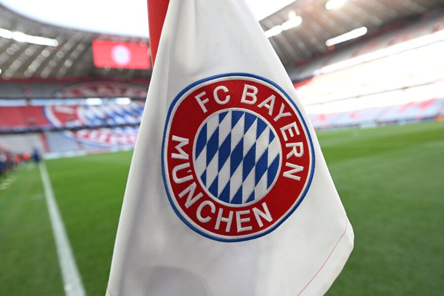 FC Bayern setzt bei Trikot auf "Magie von Triple-Red" - Der FC Bayern München hat seine neuen Trikots vorgestellt.