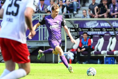 FC Erzgebirge Aue: Der perfekte Moment – Kilian Jakob feiert sein Premierentor - Der passt genau: Kilian Jakob trifft im Spiel gegen Freiburg zum 1:0 für den FC Erzgebirge.