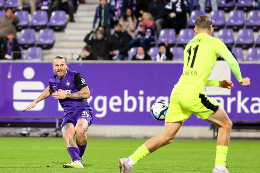 FC Erzgebirge Aue gibt den Sieg in den Schlussminuten aus der Hand - Das Auer Führungstor: Marvin Stefaniak zirkelt den Ball zum 1:0 ins Netz; rechts Verls Nico Ochojski.