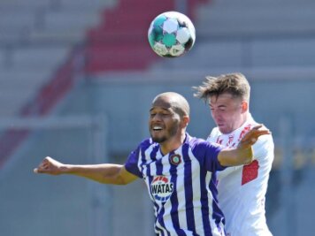 FC Erzgebirge Aue holt einen Punkt in Regensburg - Louis Samson  (l) von Aue und Max Besuschkow von Regensburg kämpfen um den Ball.