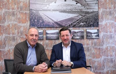 FC Erzgebirge Aue: Olaf Albrecht wird Interims-Geschäftsführer - FCE-Präsident Roland Frötschner mit Olaf Albrecht nach der Vertragsunterzeichnung.