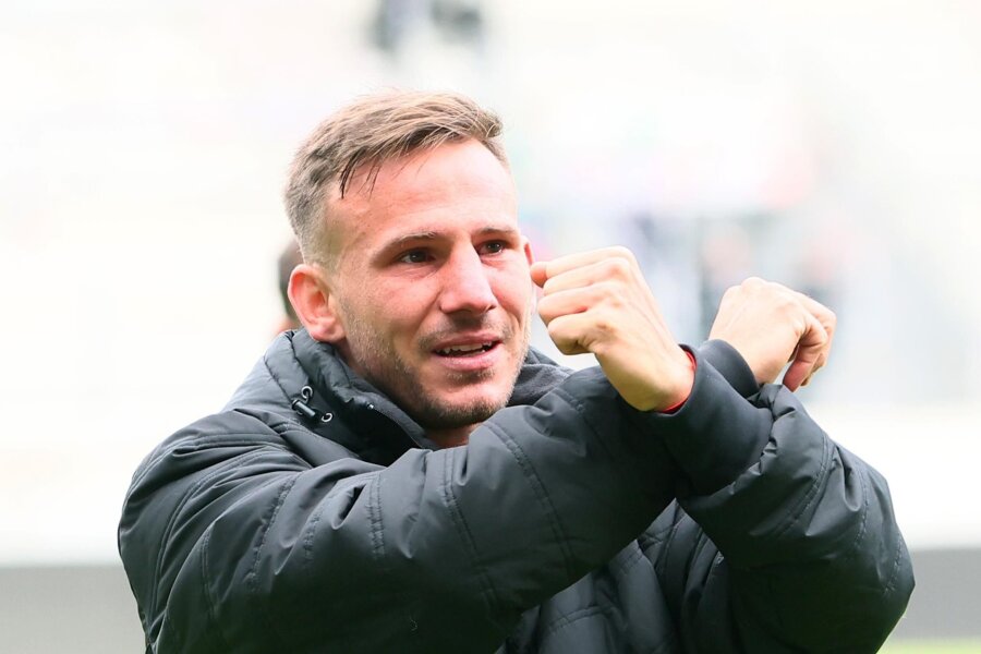 FC Erzgebirge Aue: Skarlatidis' Heimkehr - Simon Skarlatidis grüßt die Auer Fans mit den Hämmern. 2016 stieg er mit dem FCE in die 2. Bundesliga auf.