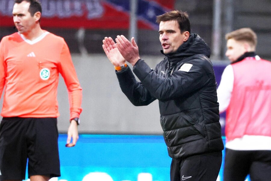 FC Erzgebirge Aue: So erlebte Jörg Emmerich seine Cheftrainer-Erfahrung - Co-Trainer Jörg Emmerich vertrat am Samstag den gesperrten Chefcoach Pavel Dotrchev. Der 49-Jährige erlebte einen abwechslungsreichen Abend an der Seitenlinie.