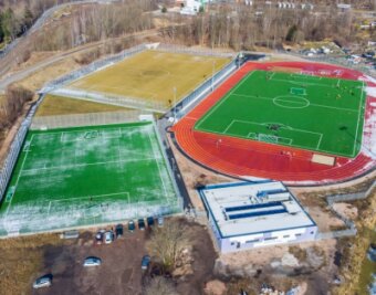 FC Erzgebirge Aue soll das neue Sportzentrum betreuen - Blick aus der Luft auf das Sport- und Freizeitzentrum am früheren Güterbahnhof in Aue. Vorn im Bild ist das neue Funktionsgebäude neben den Fußballfeldern zu sehen. 